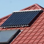 Powiększ zdjęcie instalacje solarne zamontowane na budynkach mieszkalnych 